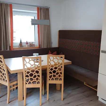 Hoamatl, Apartman Tux
